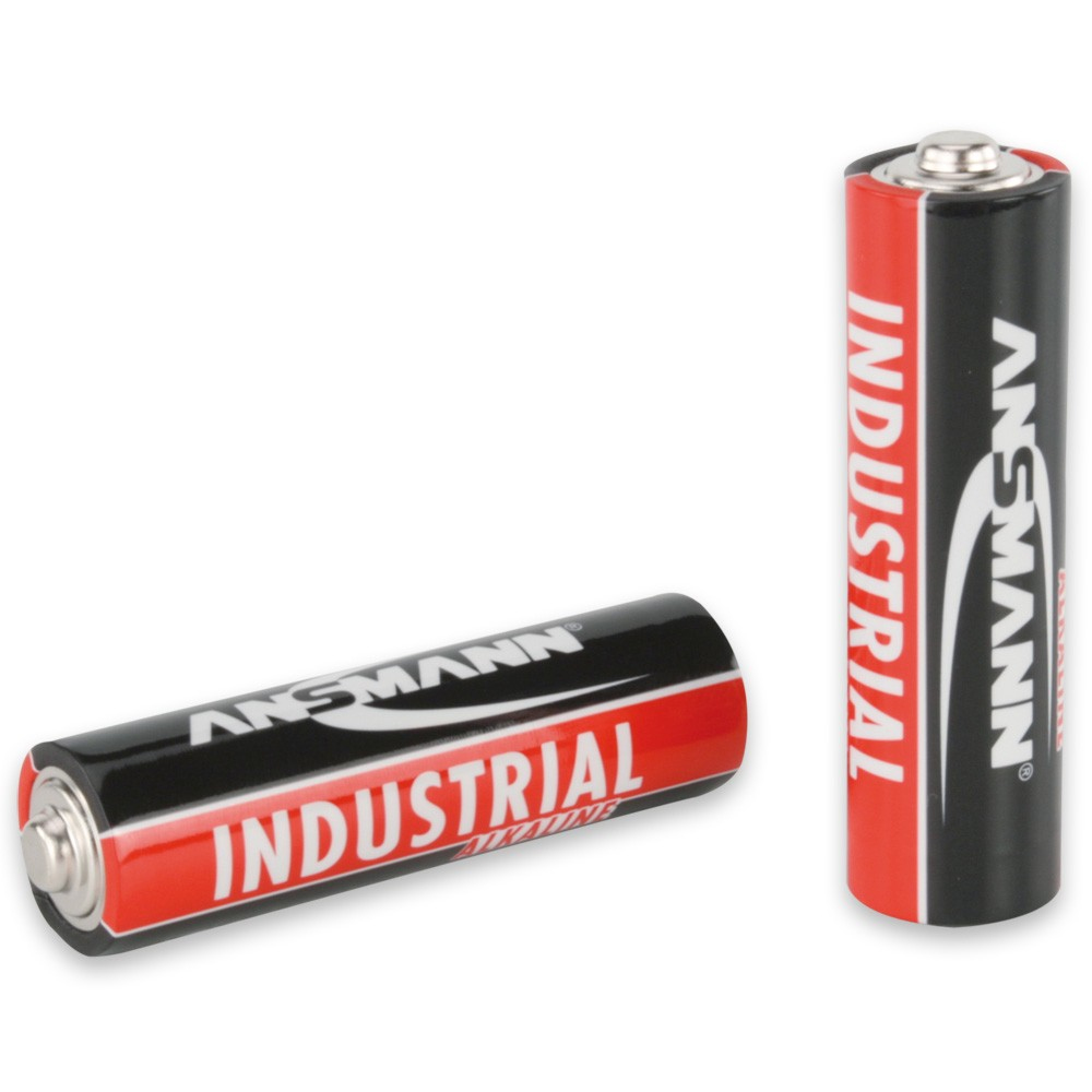 Due batterie AA, una in piedi, con etichette nere e rosse.