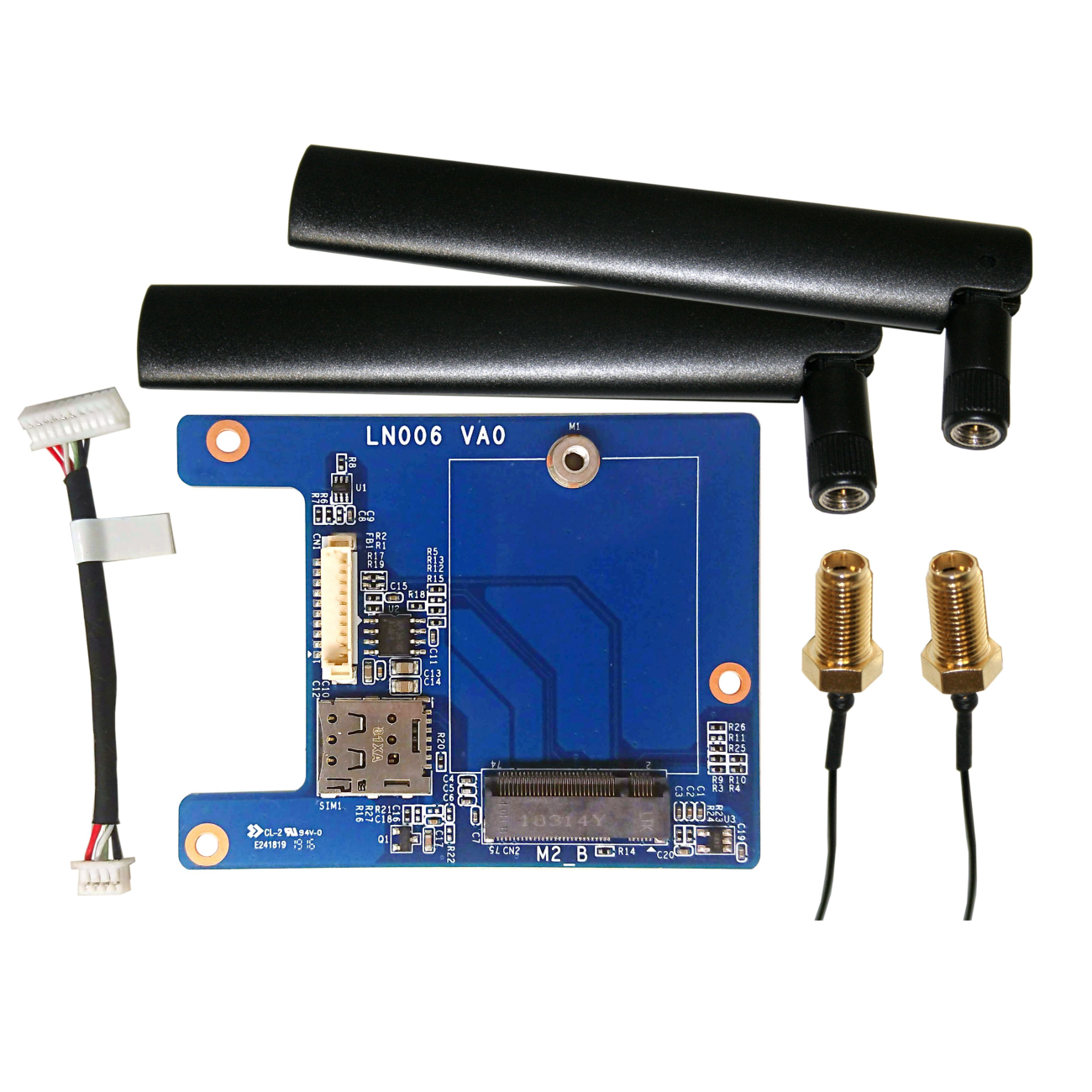 Componenti elettronici: una scheda circuitale blu, antenne, cavi e connettori su sfondo bianco.