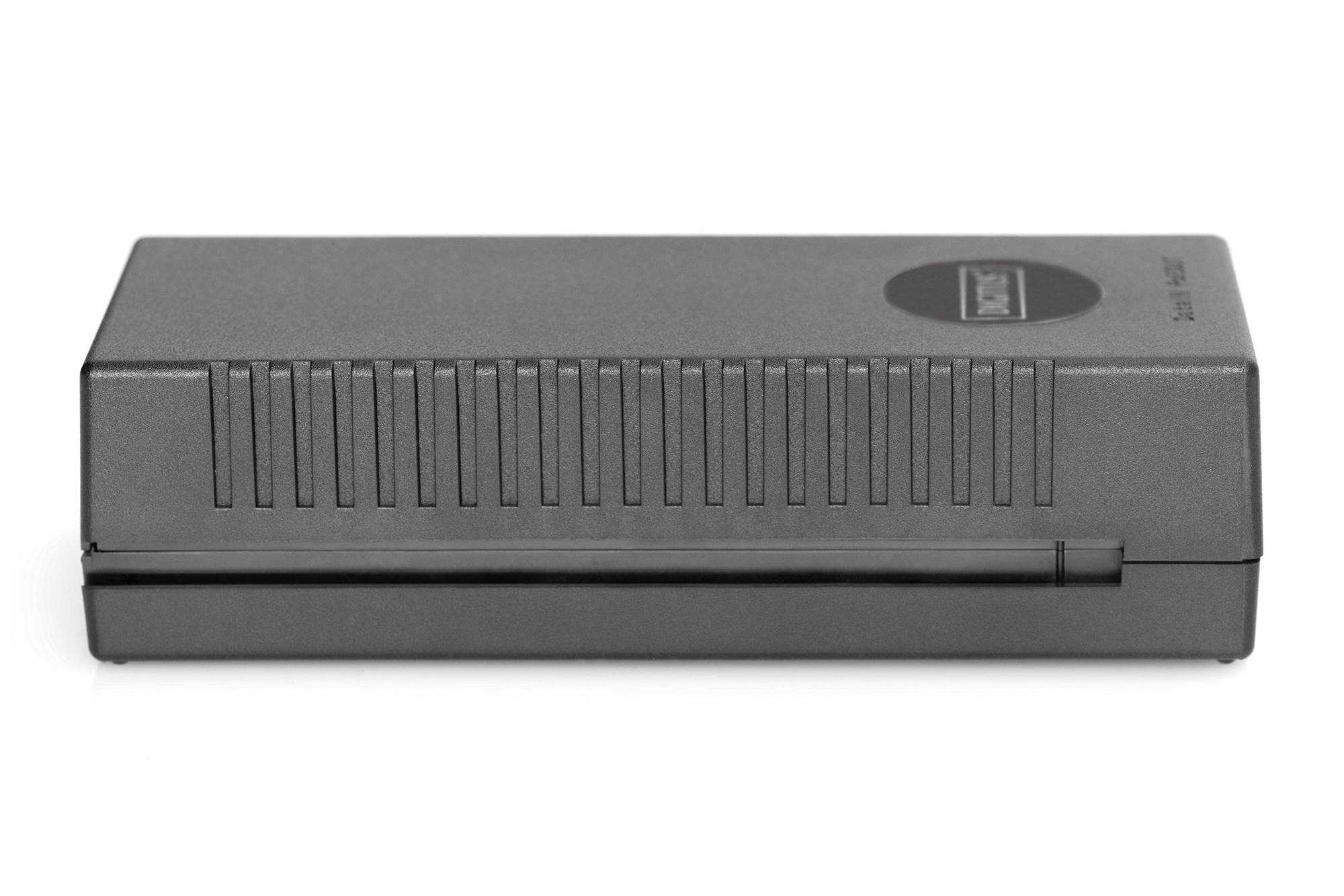 Czarny zasilacz, widok z boku, z logo. Żłobkowane boki, białe tło.