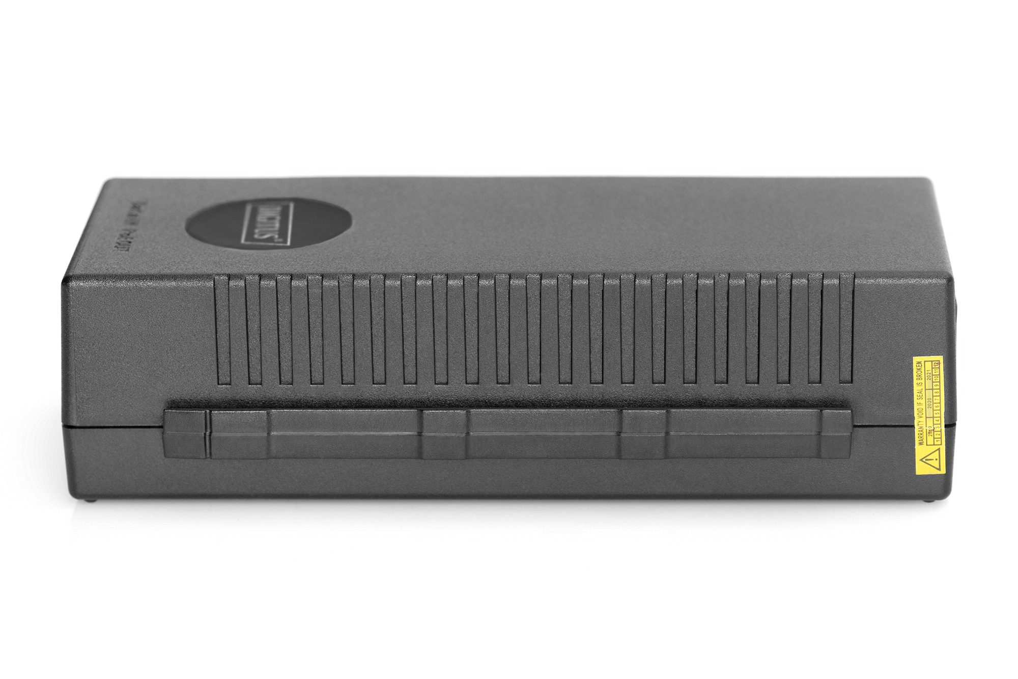 Czarny zasilacz, widok z boku, z logo. Żłobkowane boki, mała żółta naklejka.