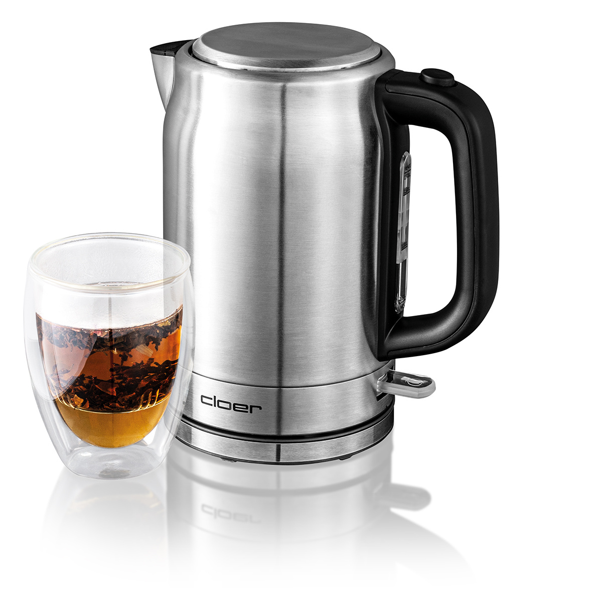 Czajnik elektryczny ze stali nierdzewnej z czarnym uchwytem i szklanka herbaty obok na białym tle.