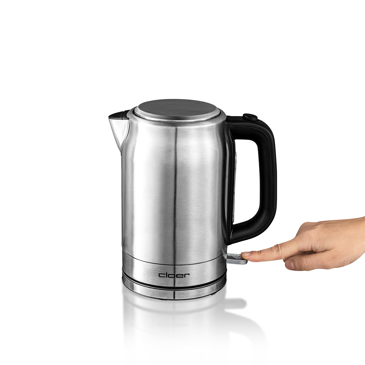 Czajnik elektryczny ze stali nierdzewnej z czarnym uchwytem. Ręka naciska przycisk zasilania na białym tle.