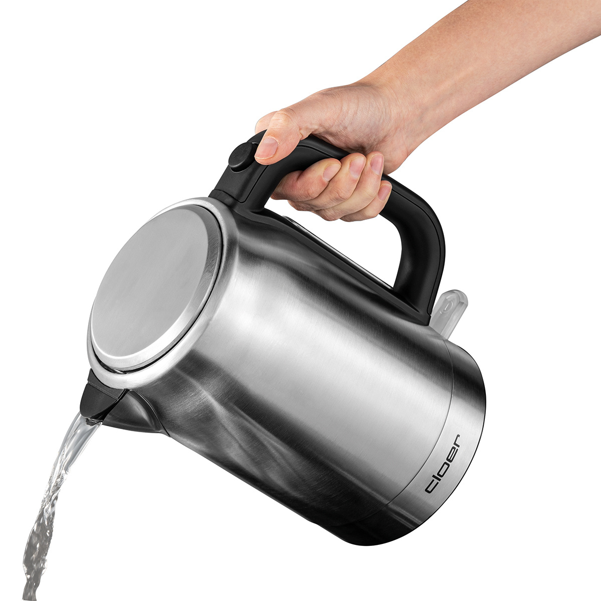 Czajnik ze stali nierdzewnej wylewa wodę z dziobka.