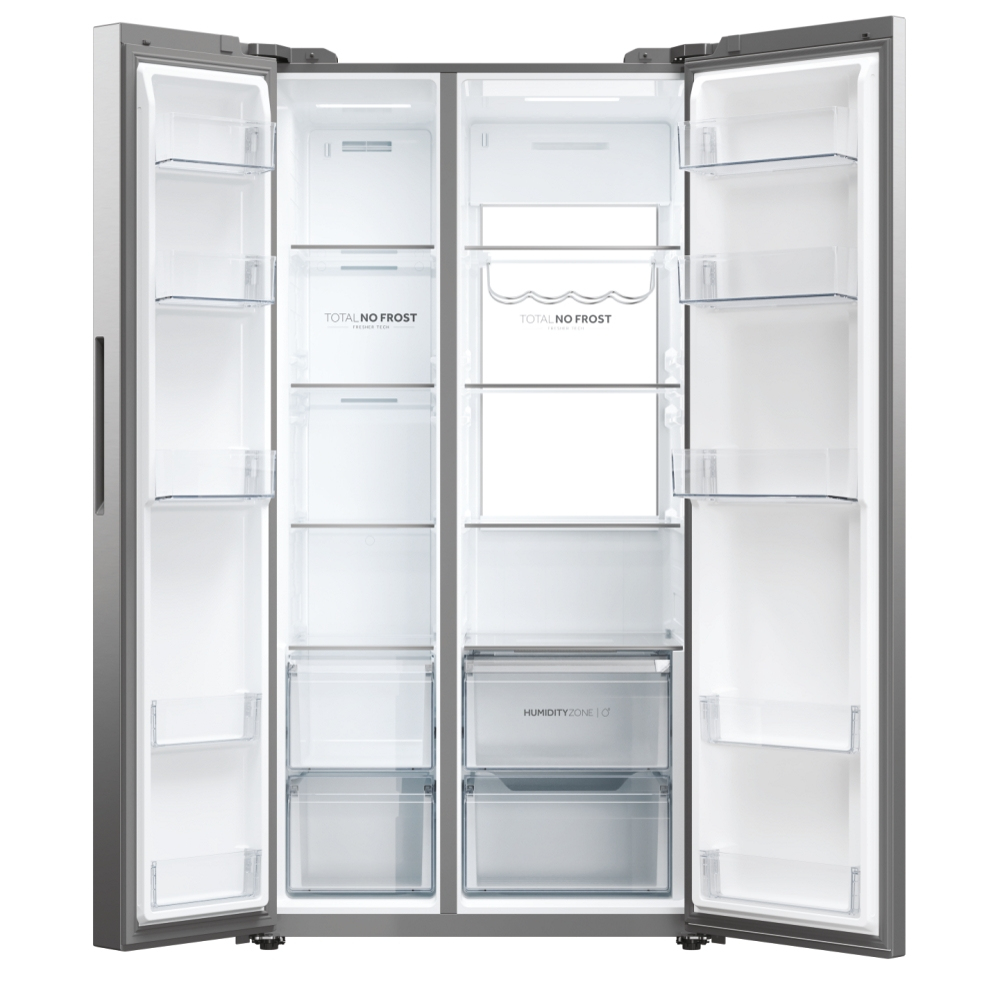 Refrigerador de acero inoxidable abierto con estantes. Vista interior.