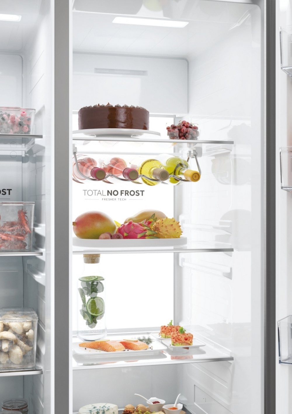 Interior de refrigerador con comida: pastel, vino, fruta y platos preparados.