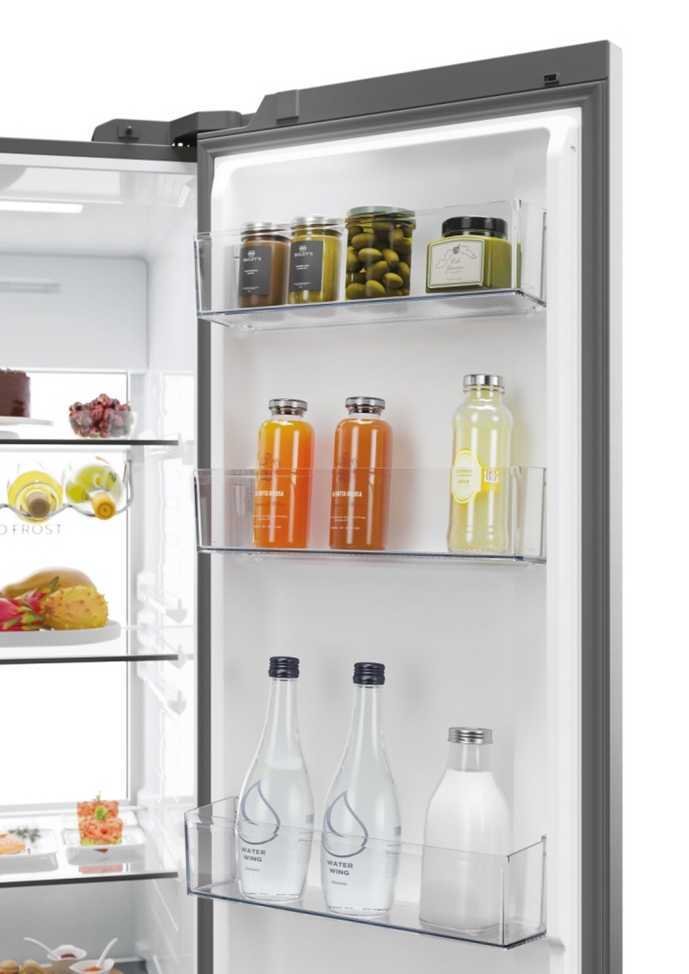 Interior de la puerta del refrigerador: frascos, botellas y recipientes en estantes con varios alimentos.