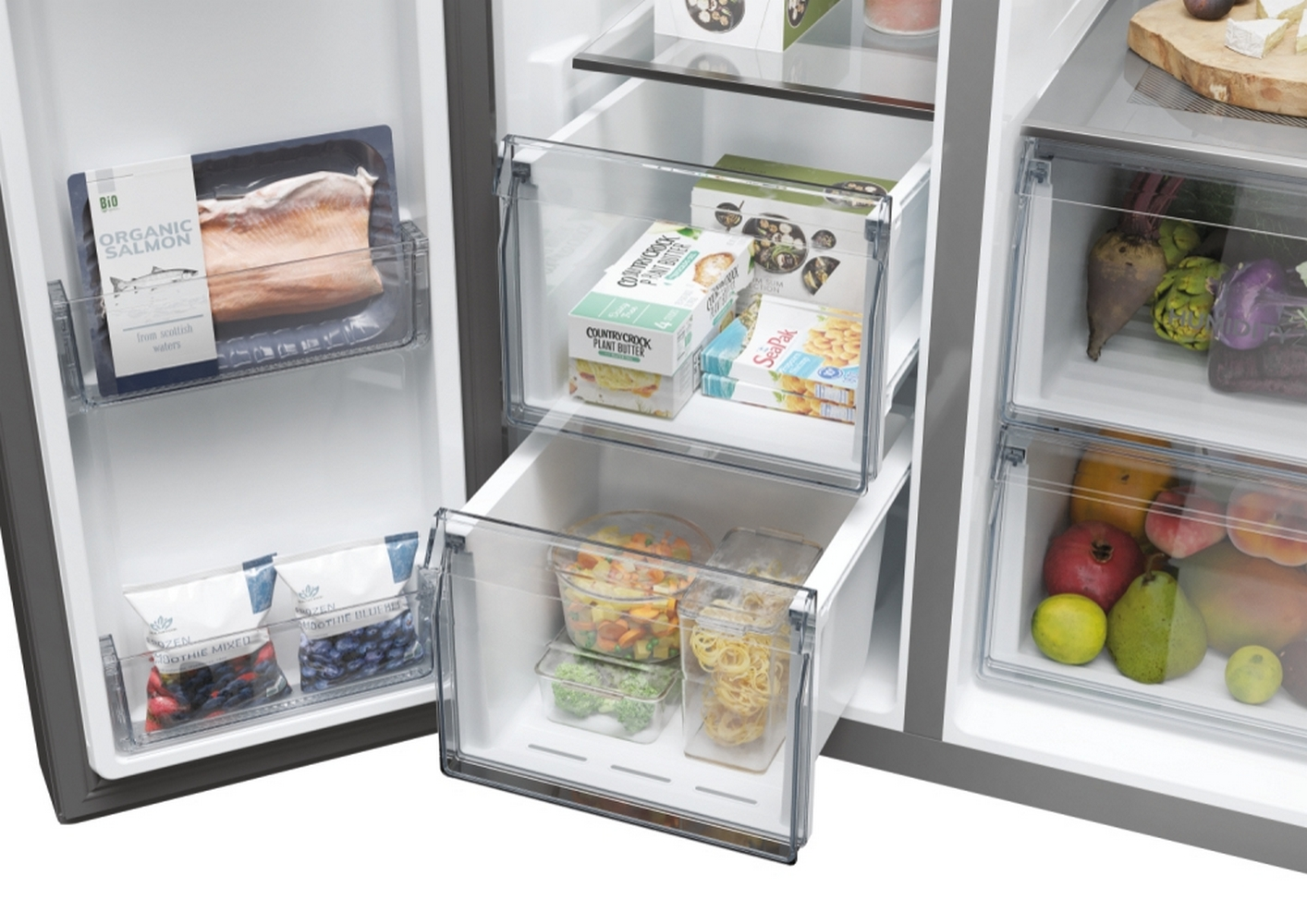 Interior de refrigerador con comida: salmón, verduras congeladas y comidas preparadas.