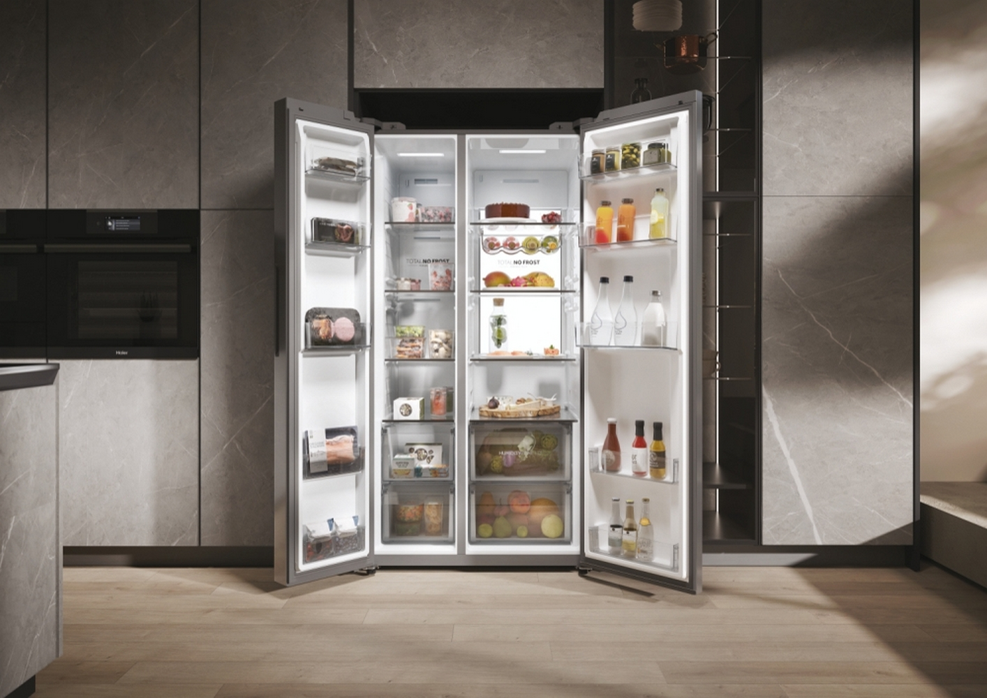 Frigorifero aperto che mostra il contenuto completo: cibo, bevande e vari articoli, con sfondo cucina moderna.