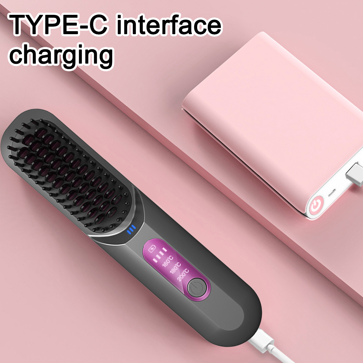 Schwarzer Haarglätter, der mit einer rosa Powerbank geladen wird, auf einer rosa Oberfläche.