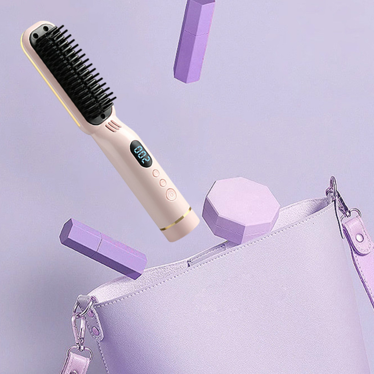 Ein pinkfarbener Haarglätter, eine Tasche und lila Lippenstifte schweben in der Luft.