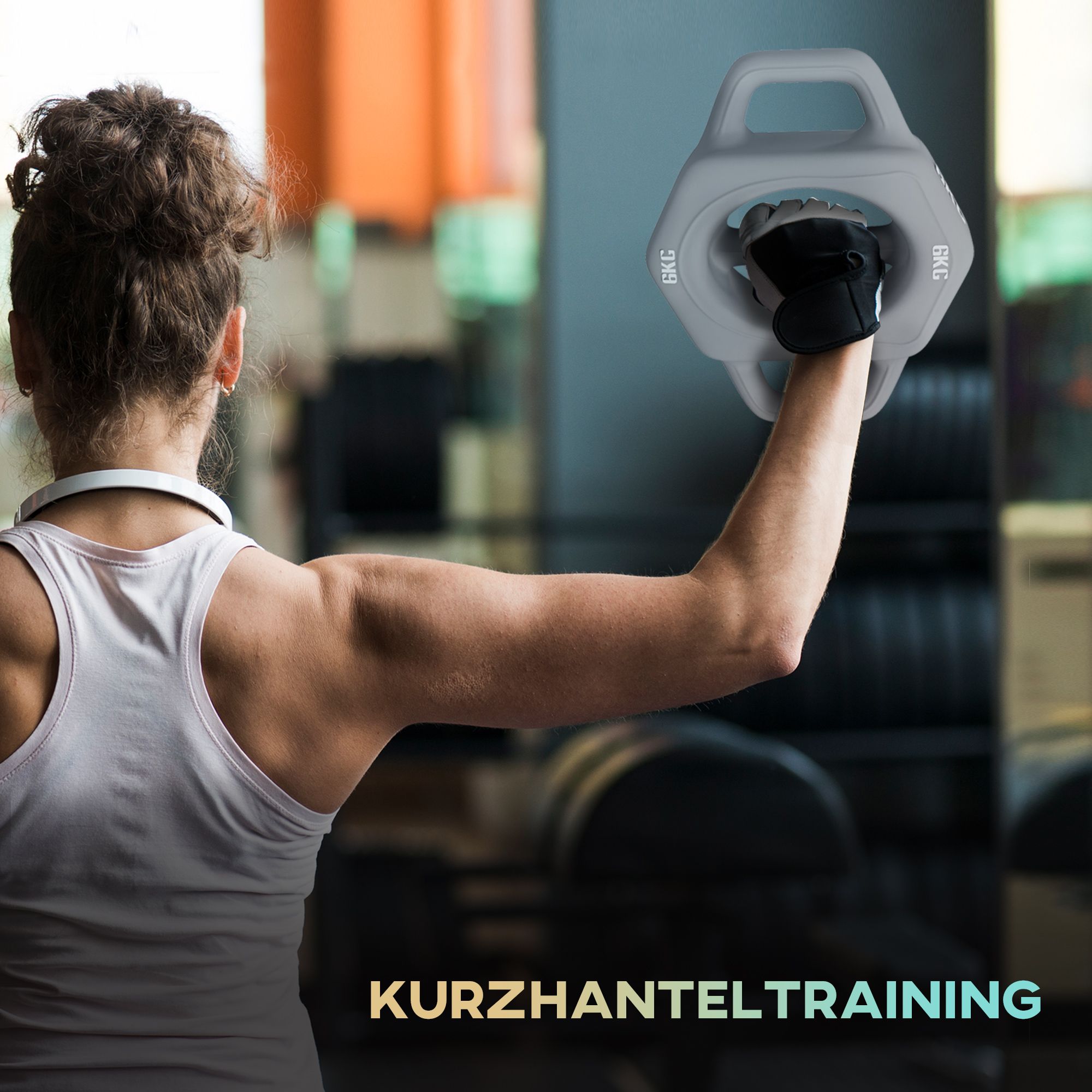 Frau im Fitnessstudio, die ein graues 6KG-Gewicht hält, mit dem Text 'KURZHANTELTRAINING'.