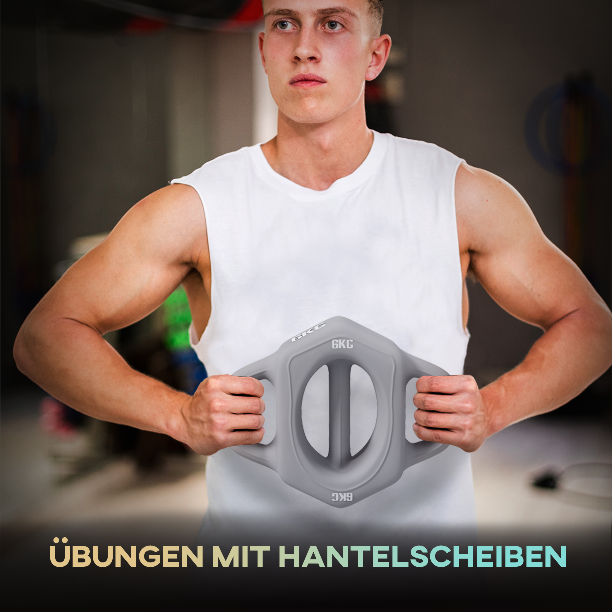 Mann hält graues Gewicht. Das Gewicht hat Griffe und den Text 6KG. Hintergrund ist unscharf.