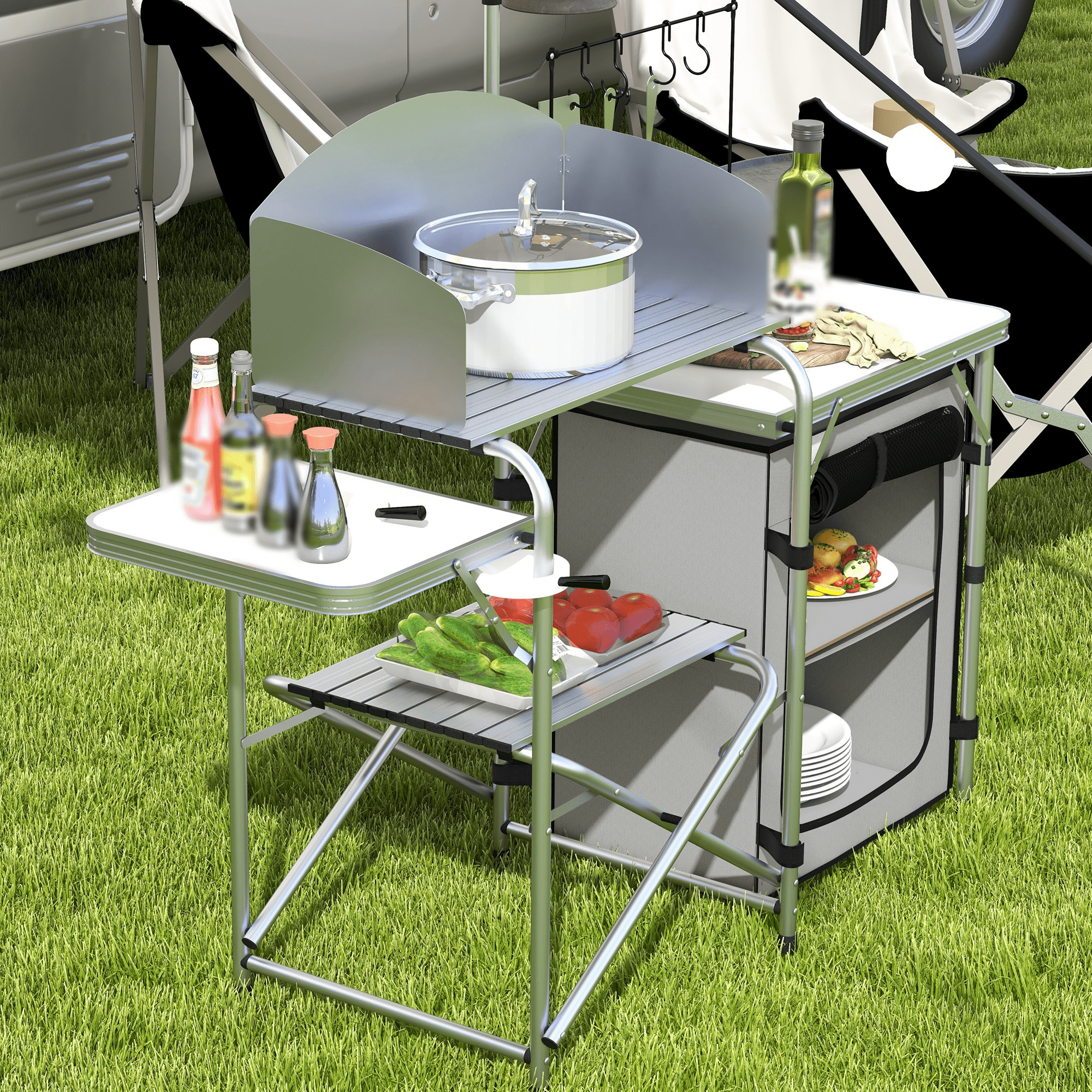 Campingküchenaufbau mit Essen, Kochgeschirr und einem Wohnmobil im Hintergrund.