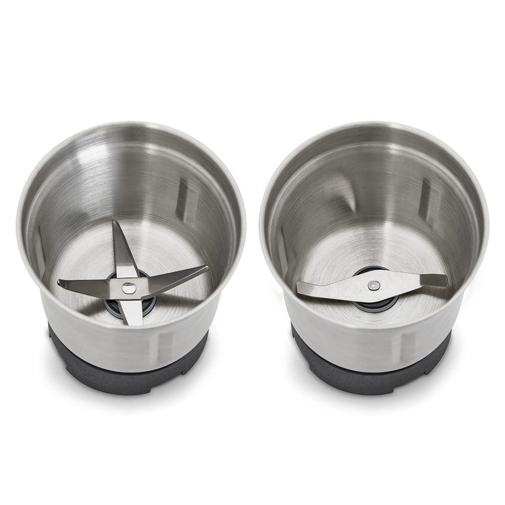 Dwa pojemniki do mielenia z ostrzami. Jeden ma zainstalowane ostrze, drugi jest pusty.