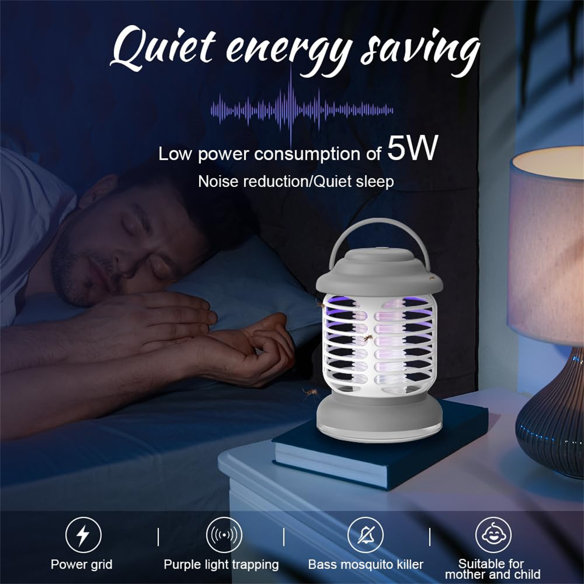 Eine Moskitokiller-Lampe leuchtet neben einem schlafenden Mann auf einem Nachttisch. Die Lampe ist grau.