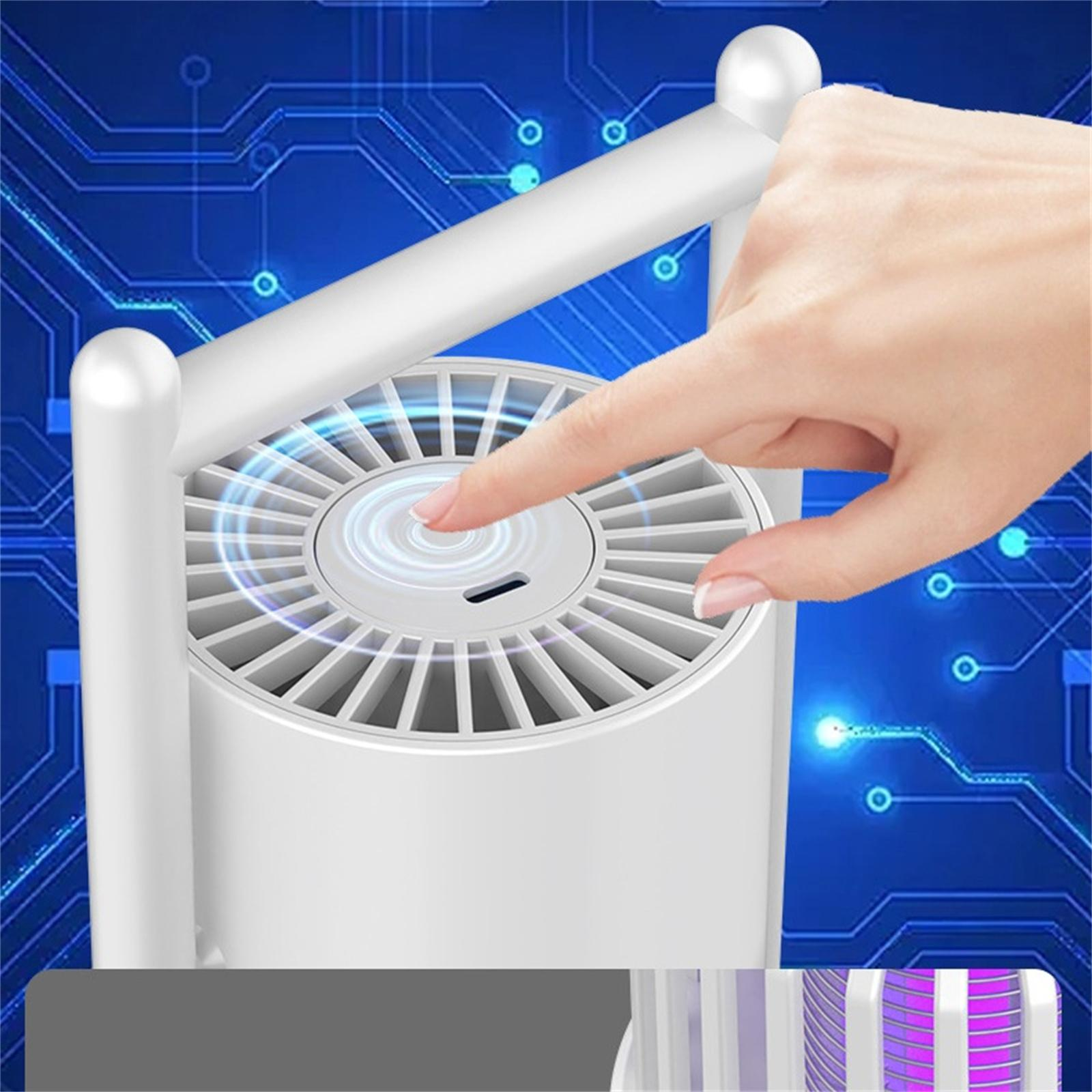 Finger einer Person berührt ein weißes elektronisches Gerät. Blauer Leiterplattenhintergrund.