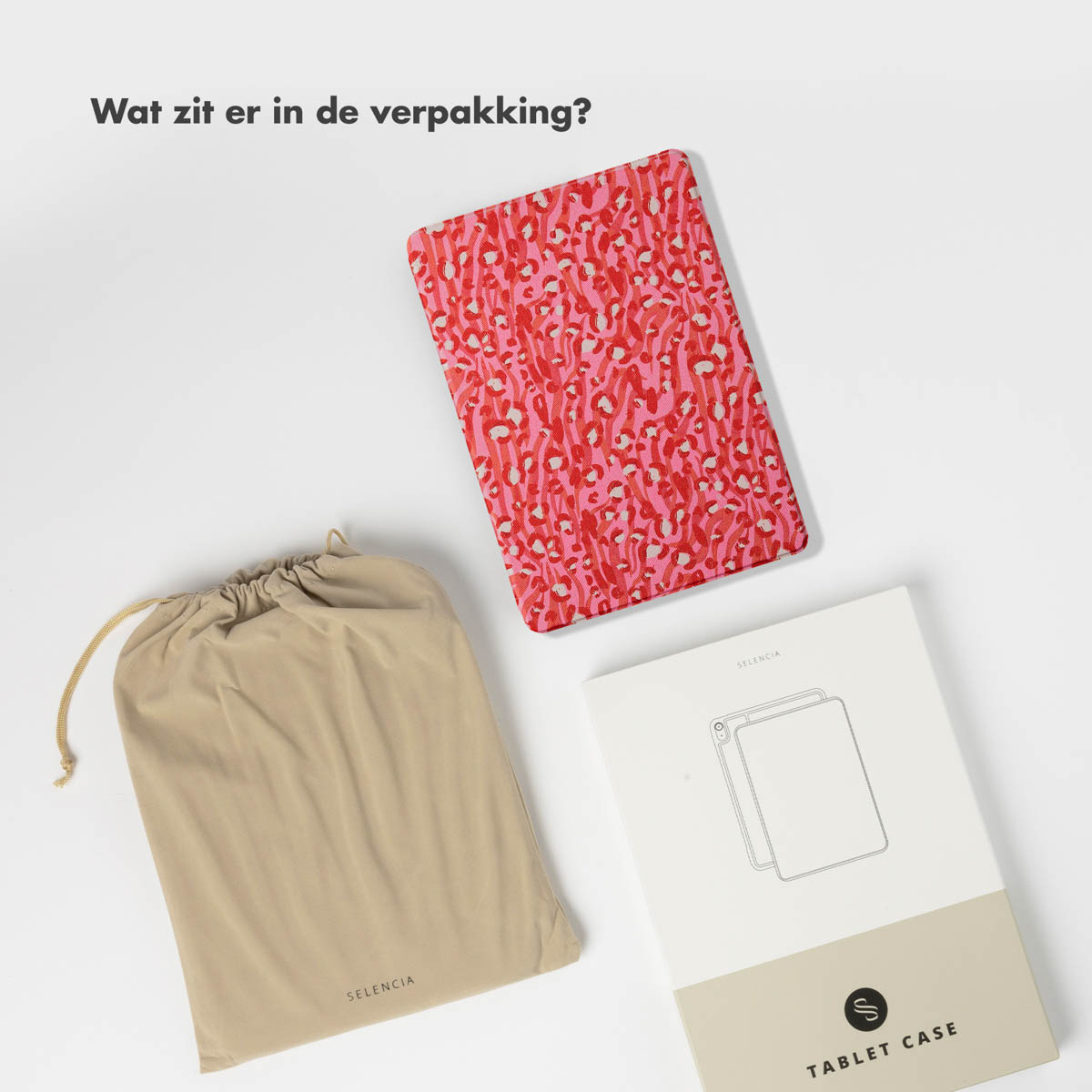 iPad-hoes met een rode en roze dierenprint. Ook een beige tas en een witte doos zijn aanwezig.