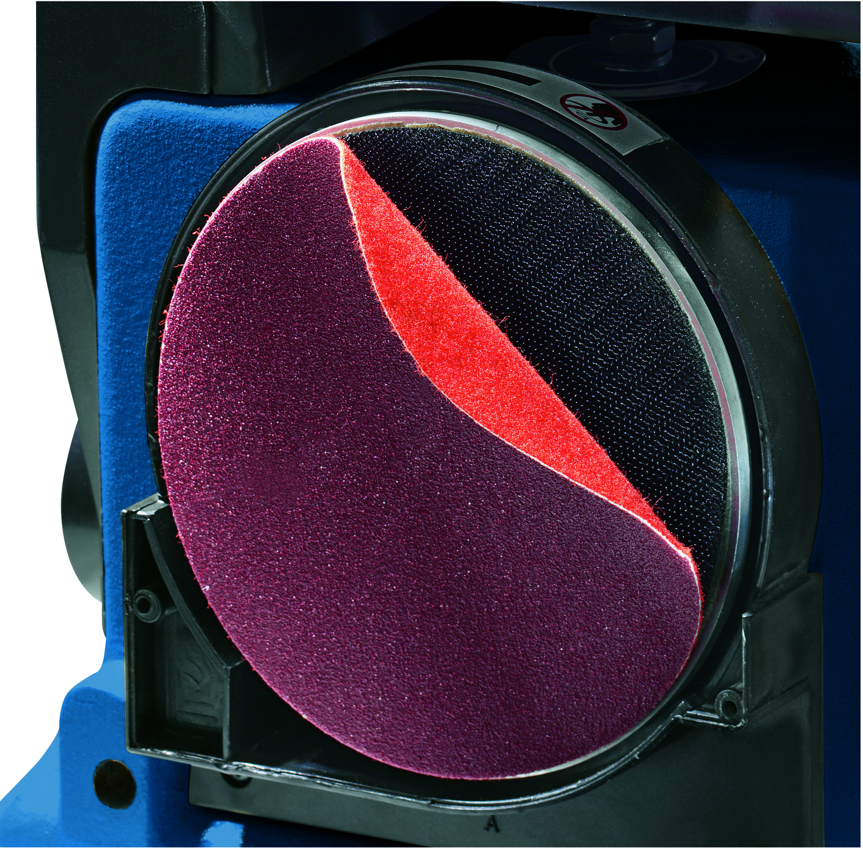 Un disco abrasivo con tre sezioni distinte di diversi colori e texture.