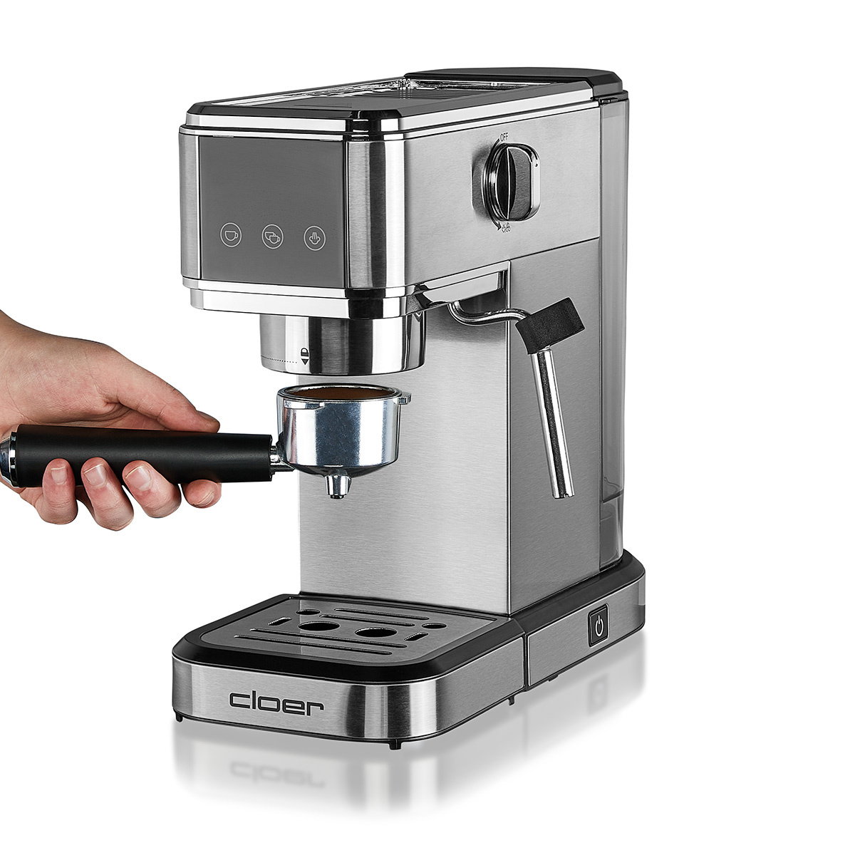 Eine Hand setzt den Siebträger in die Espressomaschine ein. Die Maschine ist silber.