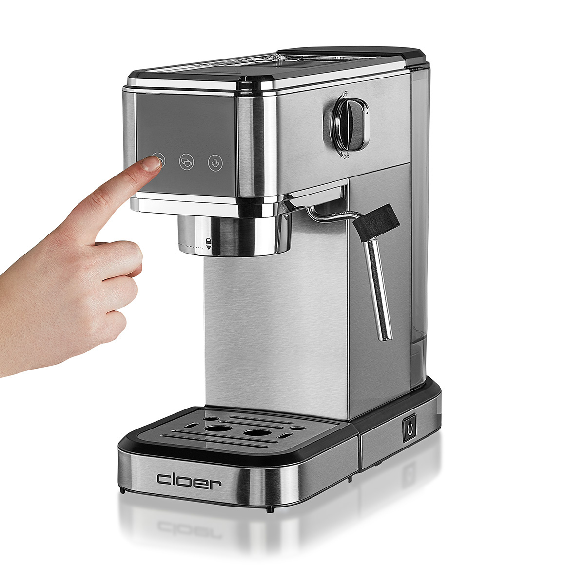 Ein Finger drückt auf den Einschaltknopf der Espressomaschine. Die Maschine ist silber.