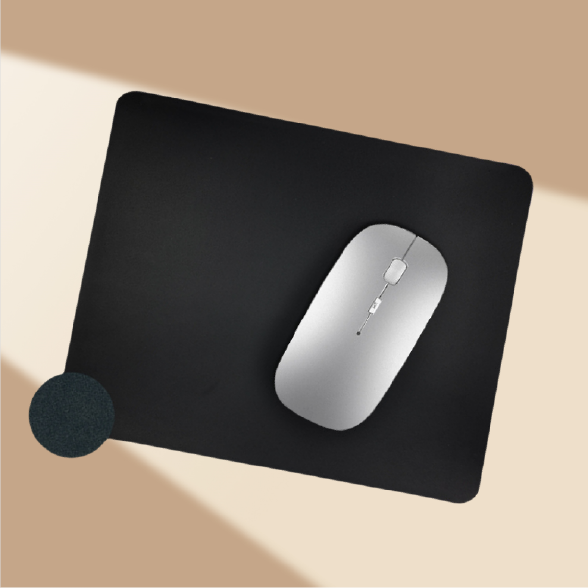 Un mouse nero su un tappetino nero, su uno sfondo beige.