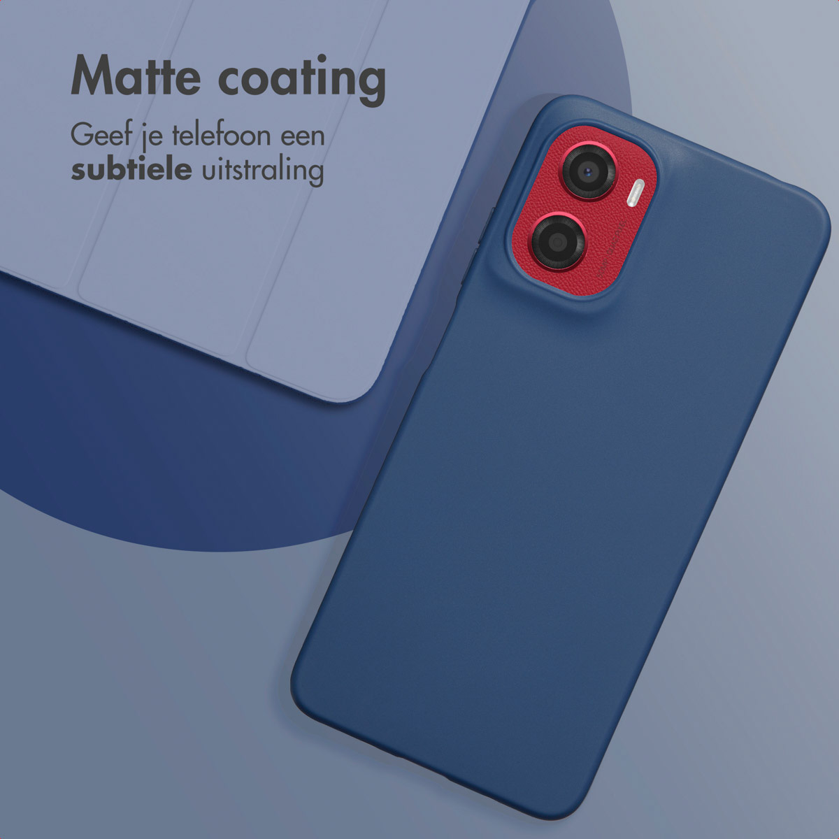 Une coque de téléphone bleu marine avec une section de caméra rouge, à côté d'une tablette bleu clair.