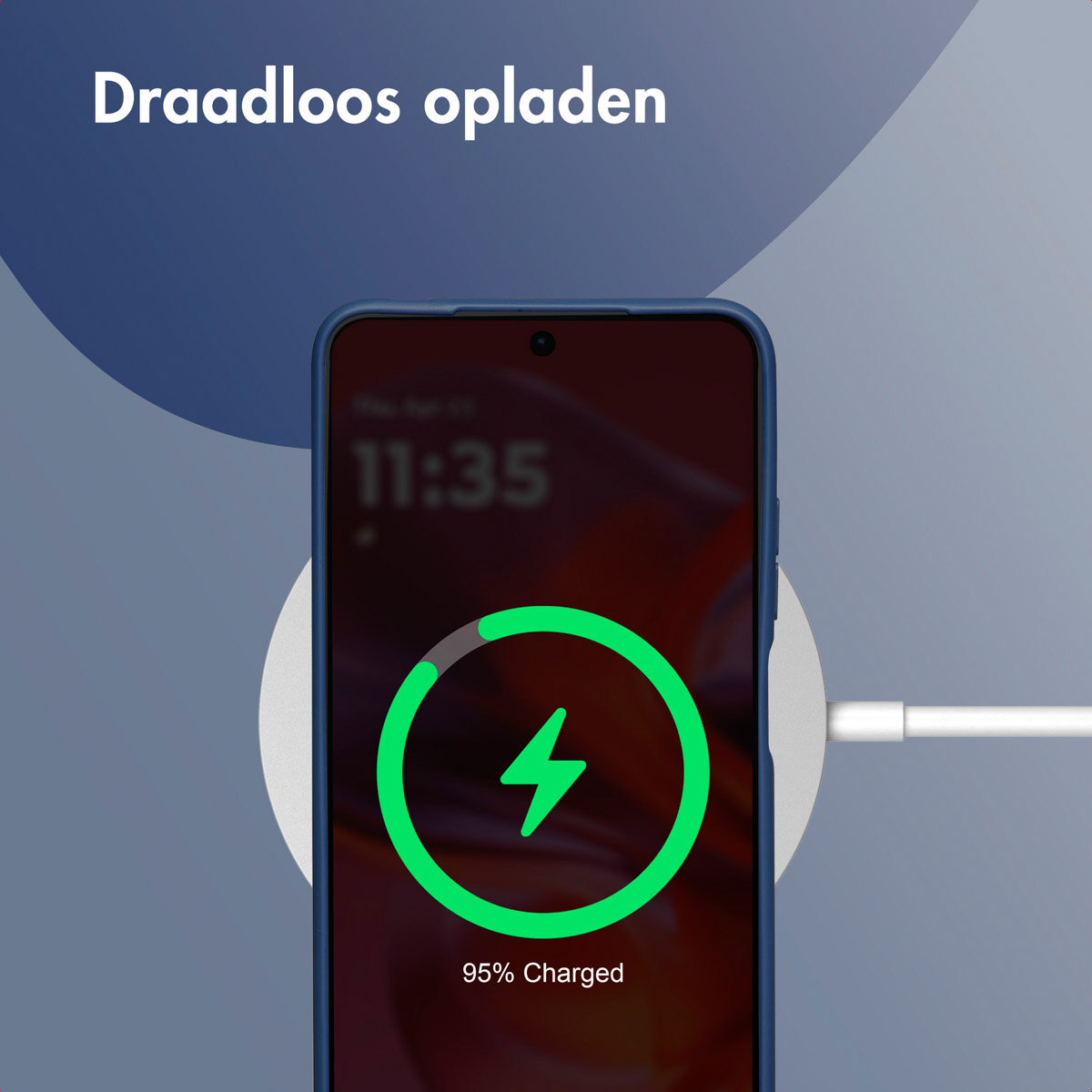 Un téléphone affiche un symbole de chargement avec 95 % de charge sur un socle de chargement sans fil.