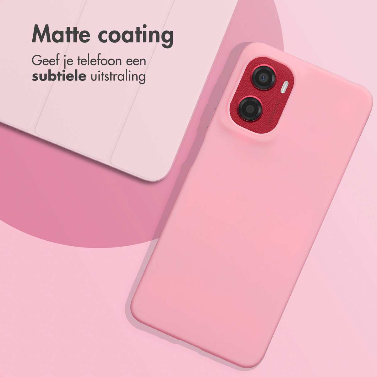 Roze telefoonhoes op telefoon met rood cameradetail.