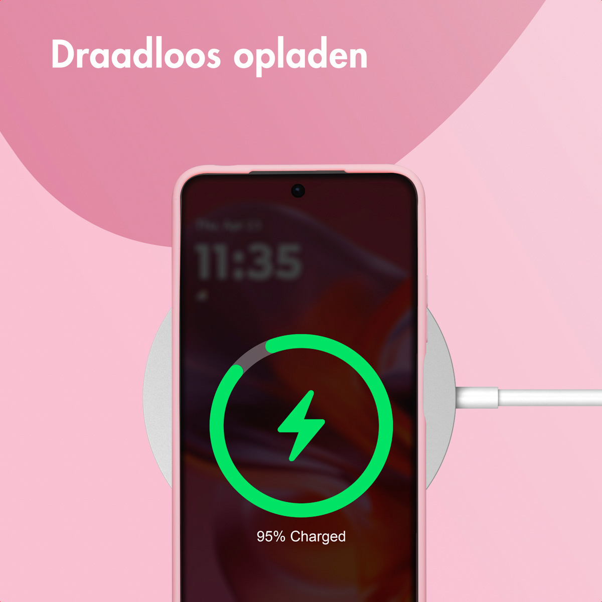 Telefoon in roze hoesje draadloos opladen, 95% geladen.