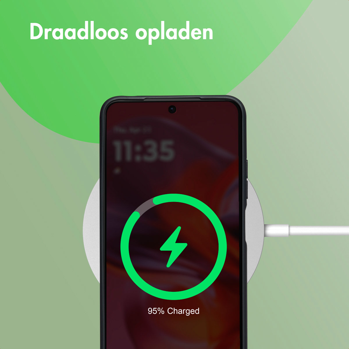 Un téléphone se charge sans fil, affichant l'icône de chargement. Le téléphone est sur un socle de chargement sans fil.