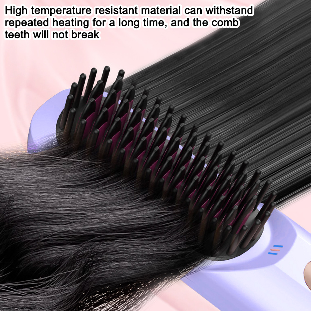 Nahaufnahme einer Haarglättungsbürste mit schwarzen Haarsträhnen, die gestylt werden.