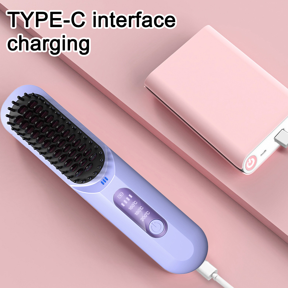 Lila Haarglättungsbürste und Powerbank auf rosa Oberfläche. Aufladen über Typ-C-Schnittstelle.