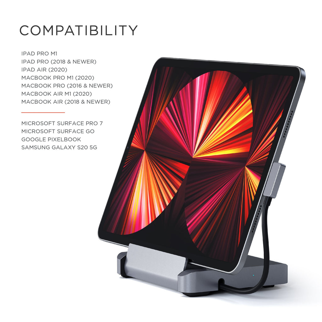 Tablet-Computer auf einem Ladeständer. Kompatibilitätsliste im Hintergrund.