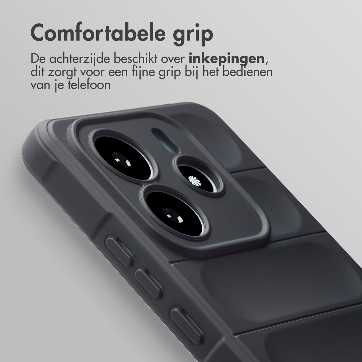 Close-up van een zwarte telefoonhoes, getextureerd, met drie camera-uitsparingen.