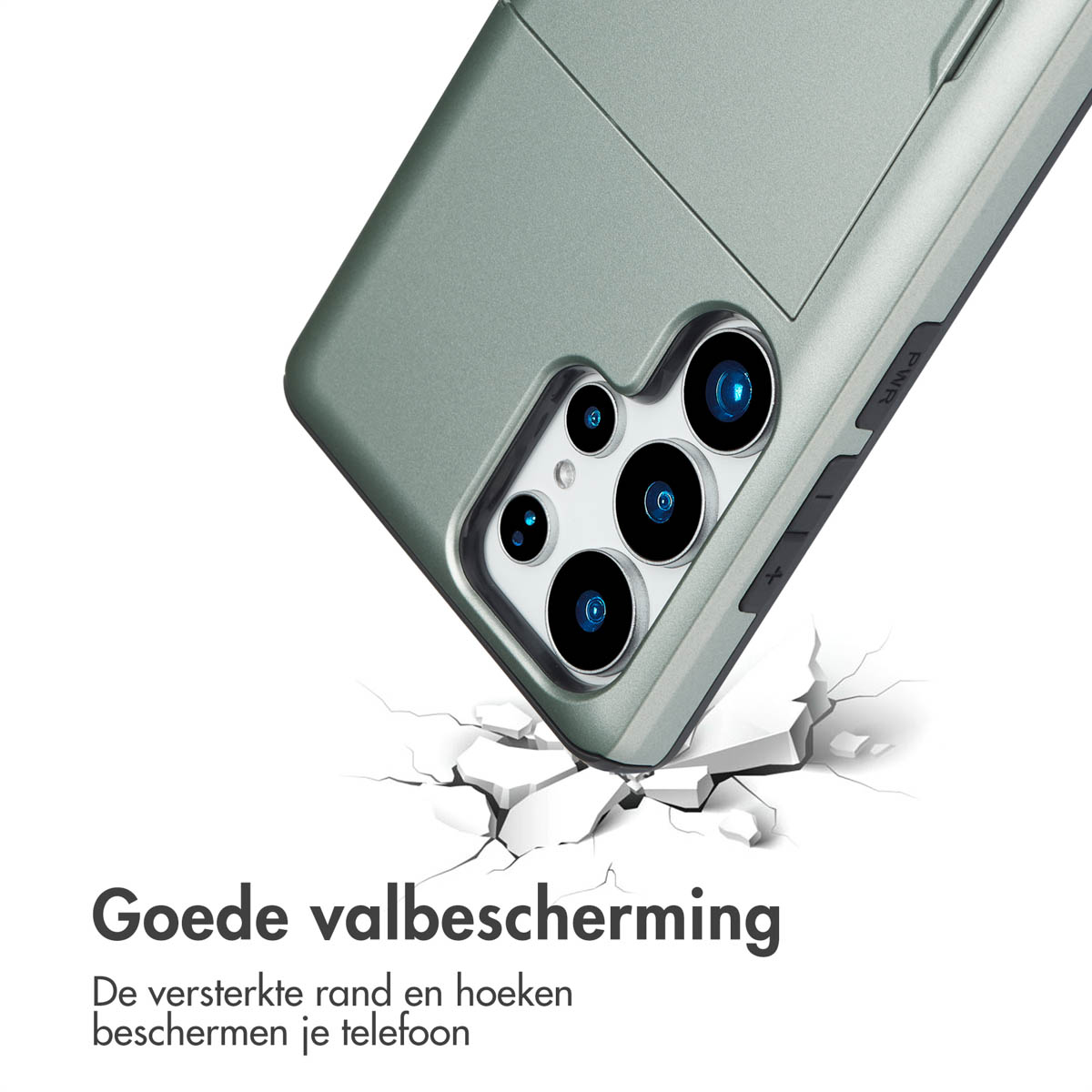 Telefoonhoesje met kaartsleuf op een wit oppervlak met scheuren. Het is groen en toont bescherming tegen schade.