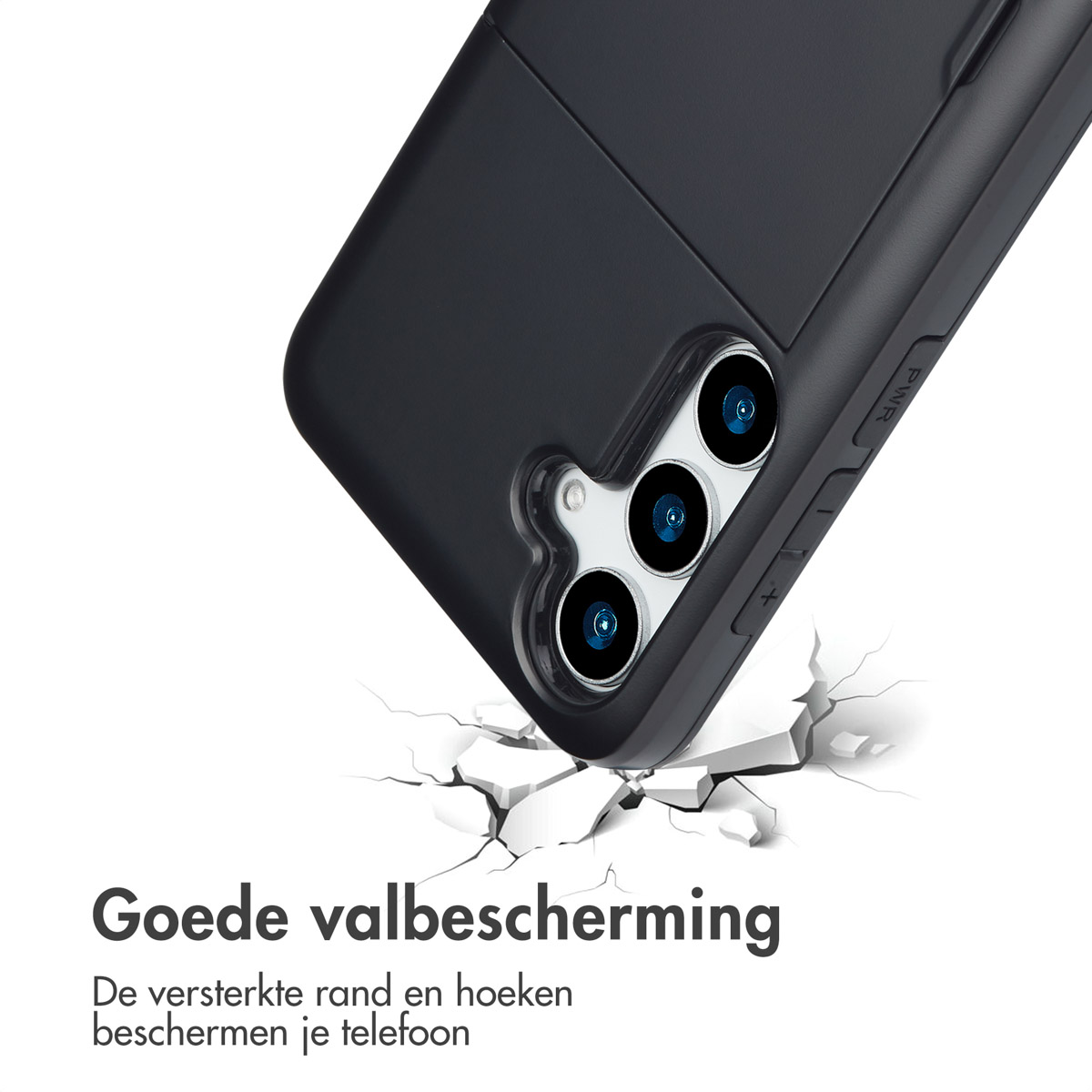 Telefoonhoes valt, gebarsten grond. Zwarte hoes, camera tonend. Witte achtergrond, tekst onderaan.