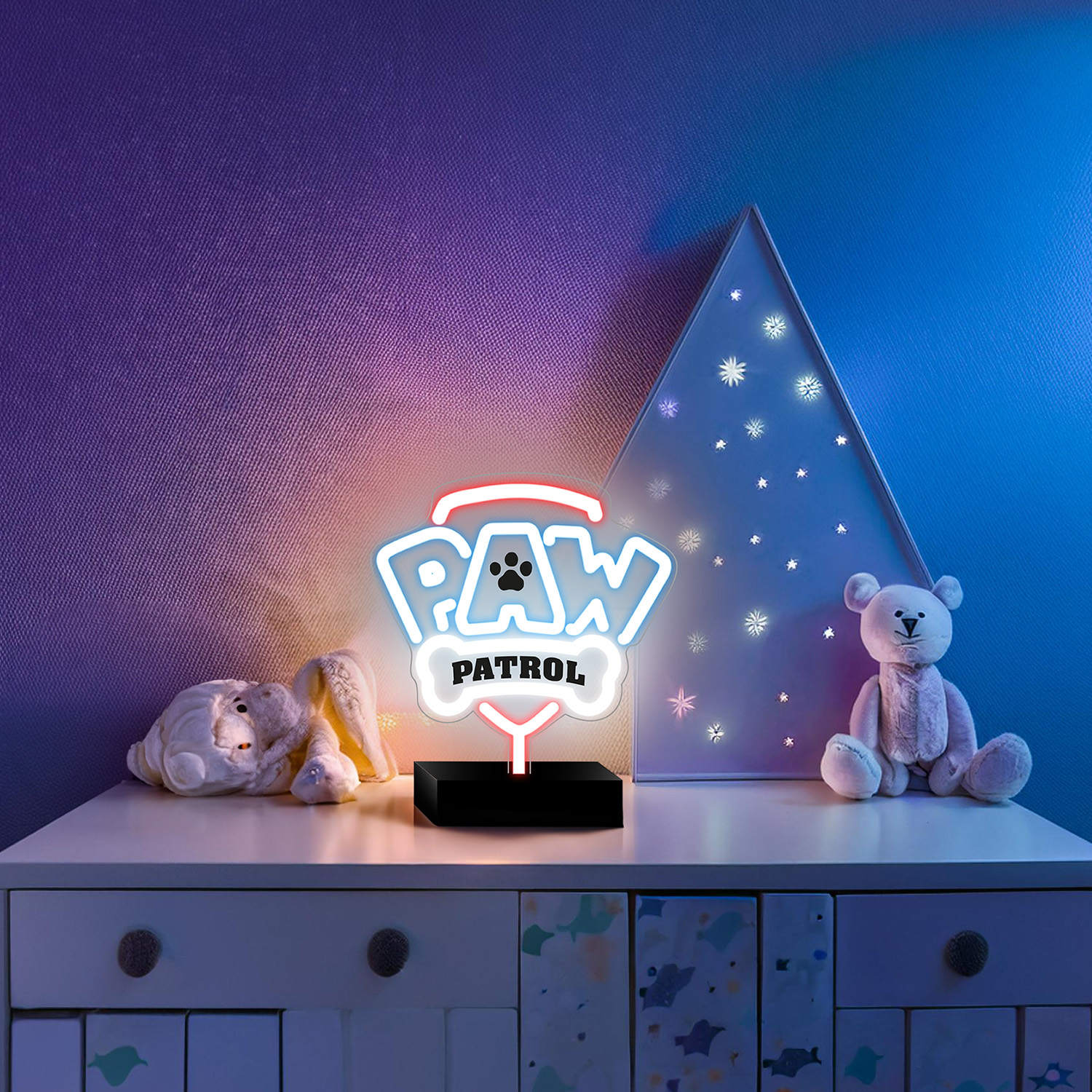 Neon Paw Patrol na stole z zabawkami i choinką.