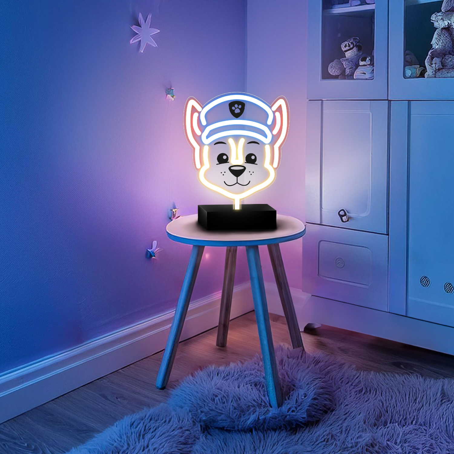 Neonowa lampa Chase na małym stoliku w pokoju z białą szafką i dywanem.