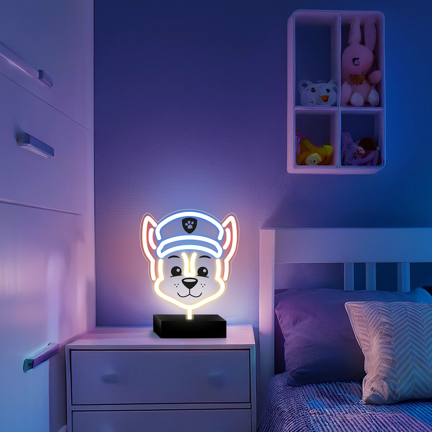 Neonowa lampa w kształcie psa na białej szafce nocnej, niebieski i biały pokój.