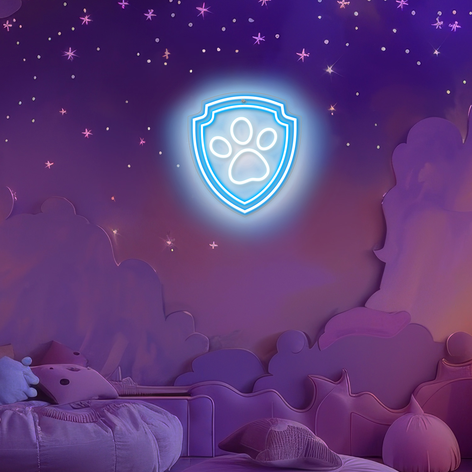 Neonowa tarcza Paw Patrol na ścianie nad łóżkiem z chmurami i gwiazdami.