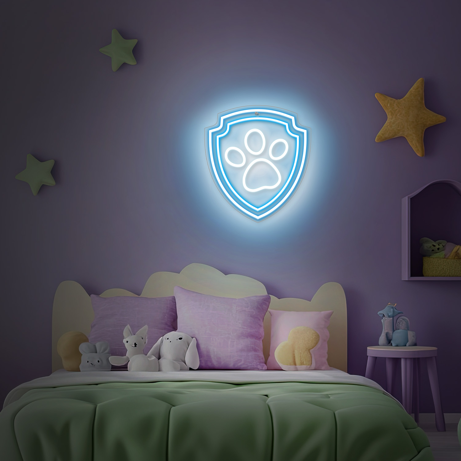 Neonowa tarcza Paw Patrol na ścianie nad łóżkiem z poduszkami i pluszakami.