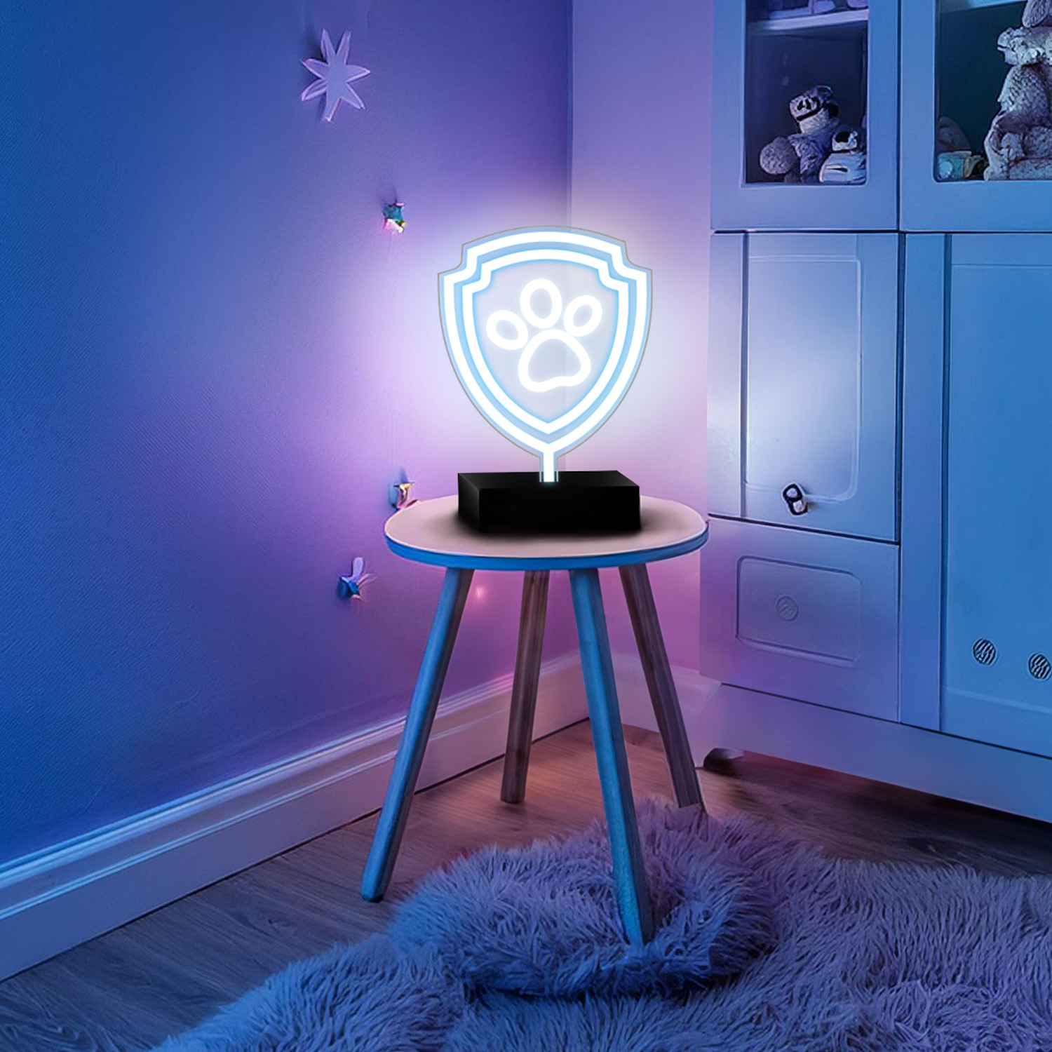 Stolik z neonem Paw Patrol i puszystym dywanem.