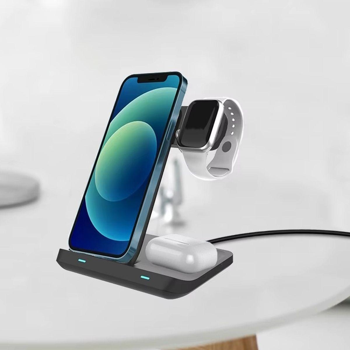 Stojak na telefon i zegarek. Telefon na stojaku. Zegarek i słuchawki na stojaku.