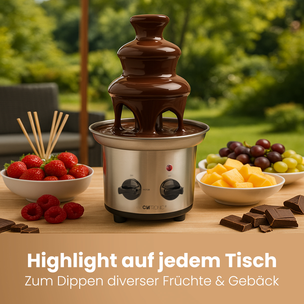 Fontanna czekoladowa z czekoladą, truskawkami i owocami. Tło to zielony ogród.