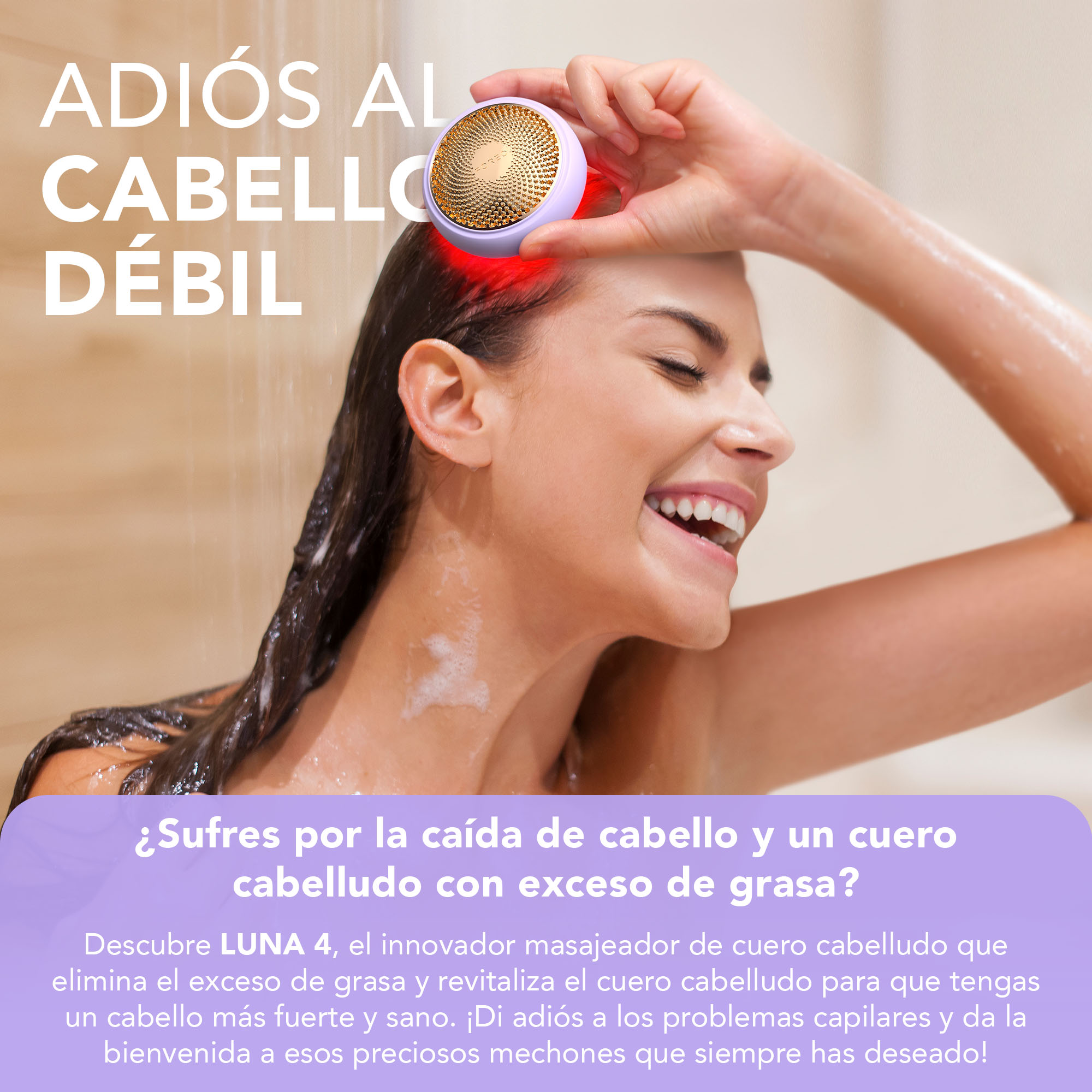 Vrouw onder de douche die een Foreo-apparaat bij haar hoofd houdt. Tekst in het Spaans.
