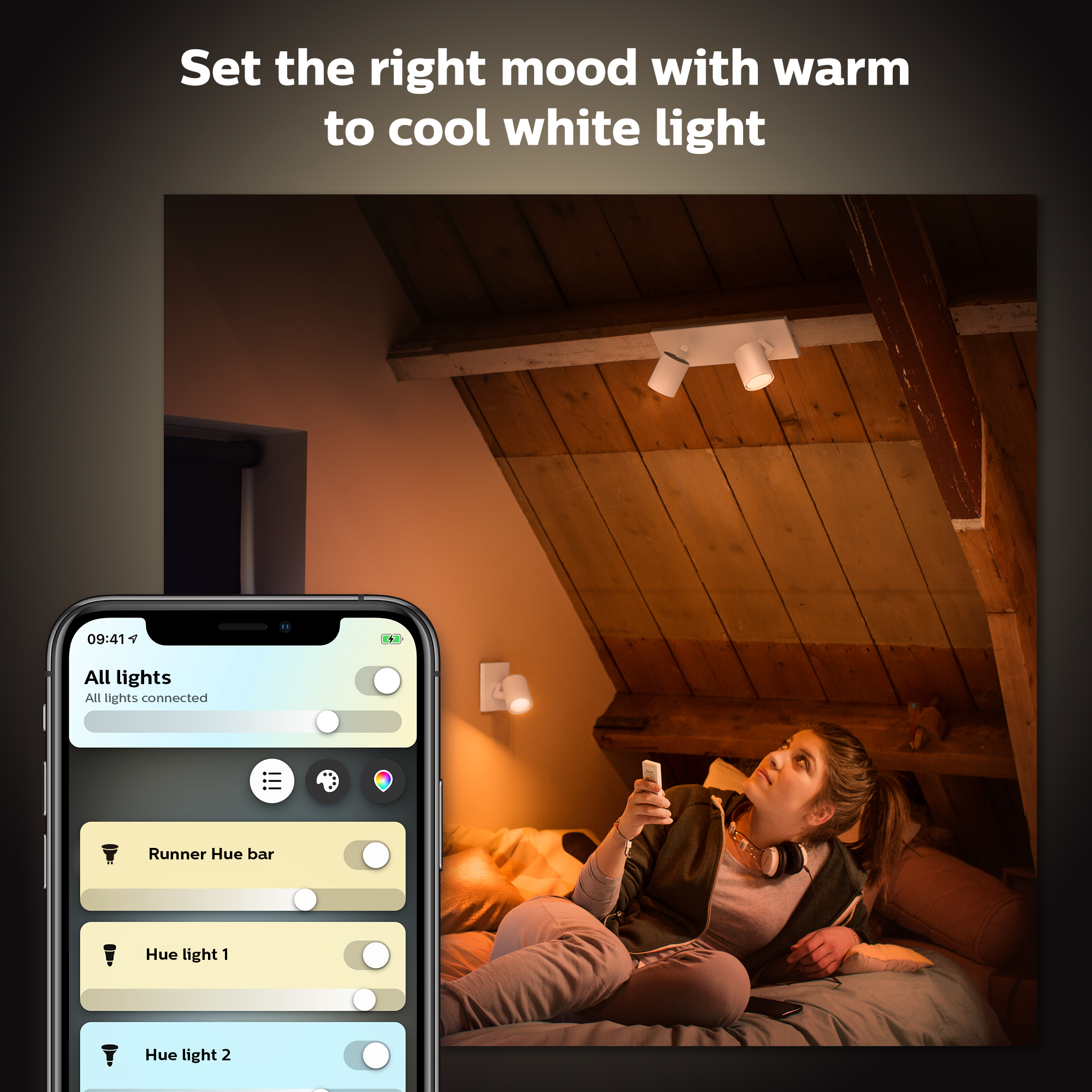 Persona en la cama usando el teléfono. Aplicación de hogar inteligente en la pantalla. Luces y texto.