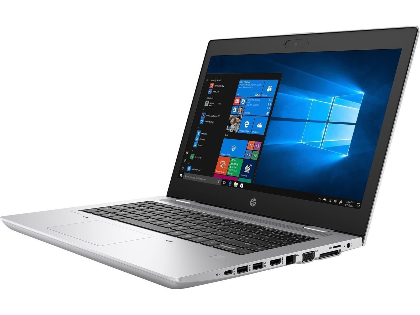 Silberner Laptop offen auf weißer Oberfläche. Display zeigt Windows-Oberfläche. Tastatur und Anschlüsse sichtbar.