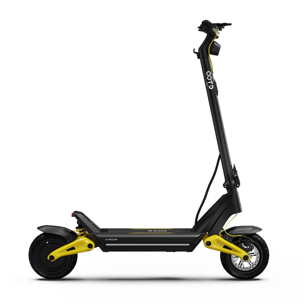Scooter elettrico nero e giallo su sfondo bianco.