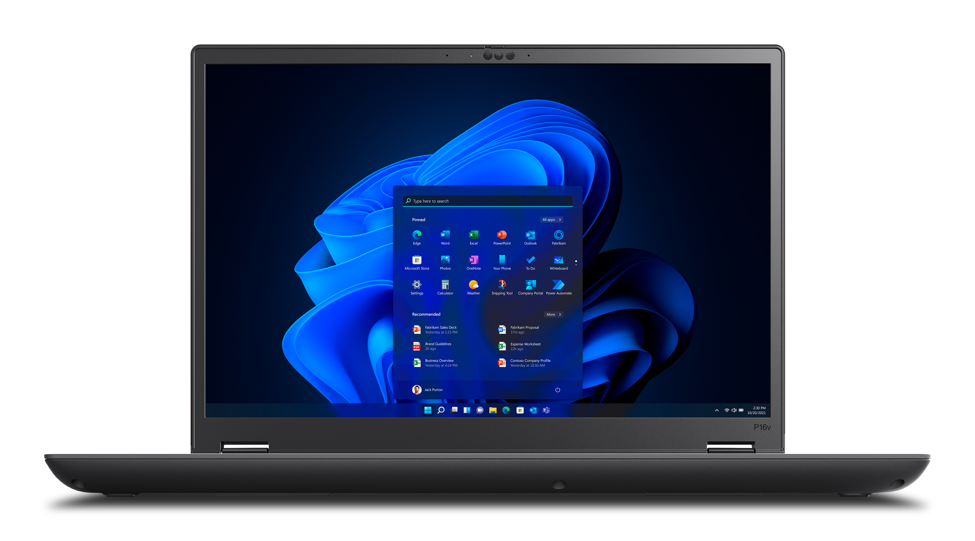 Laptop nero che mostra l'interfaccia di un software di video editing. Il laptop è angolato.