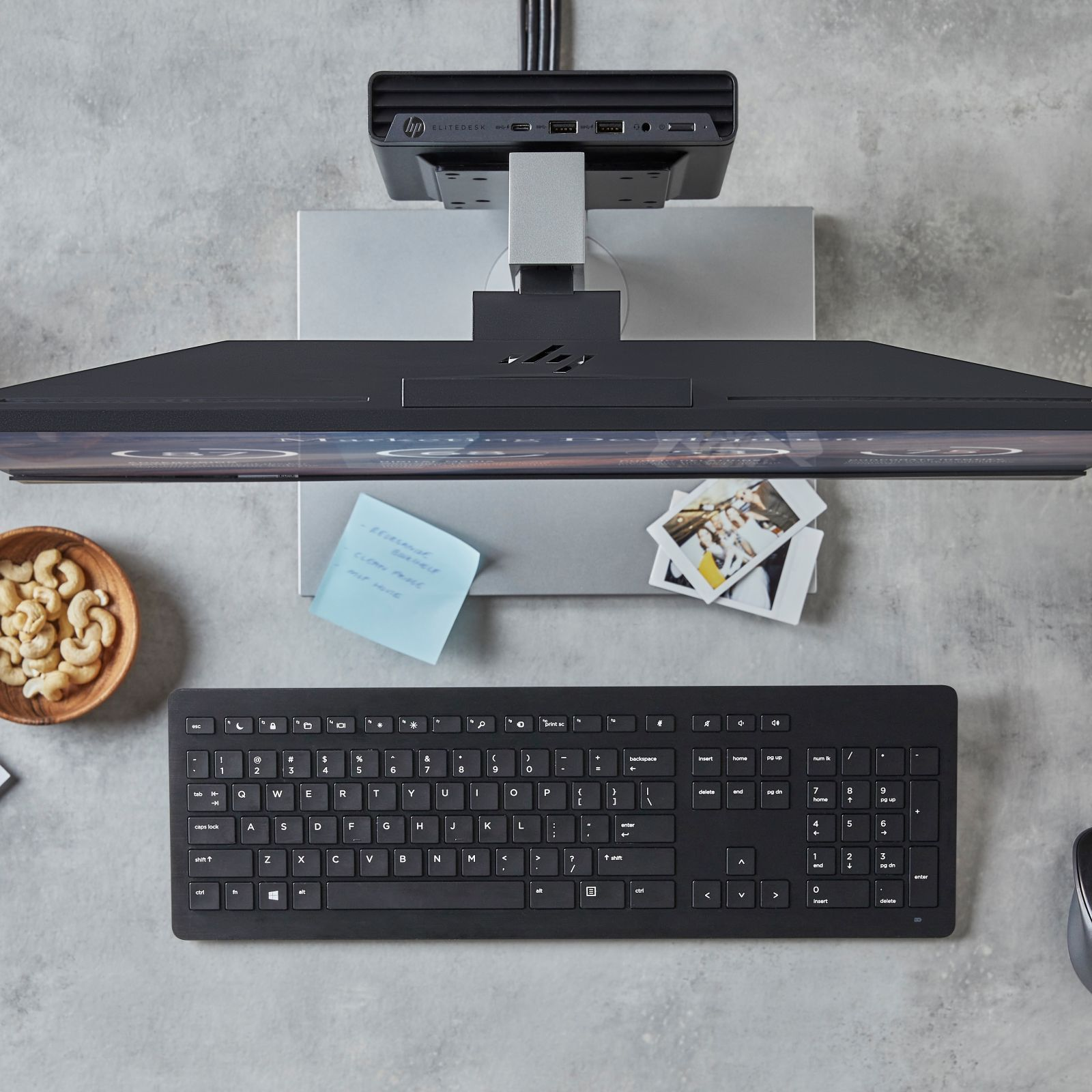 Czarny laptop z otwartym ekranem wyświetlającym interfejs Windows 11 i menu start.